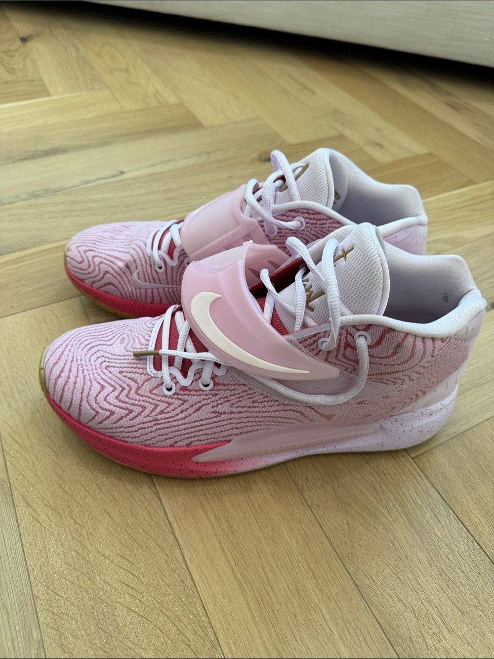 Nike men’s KD aunt pearl basketball shoes with Strap